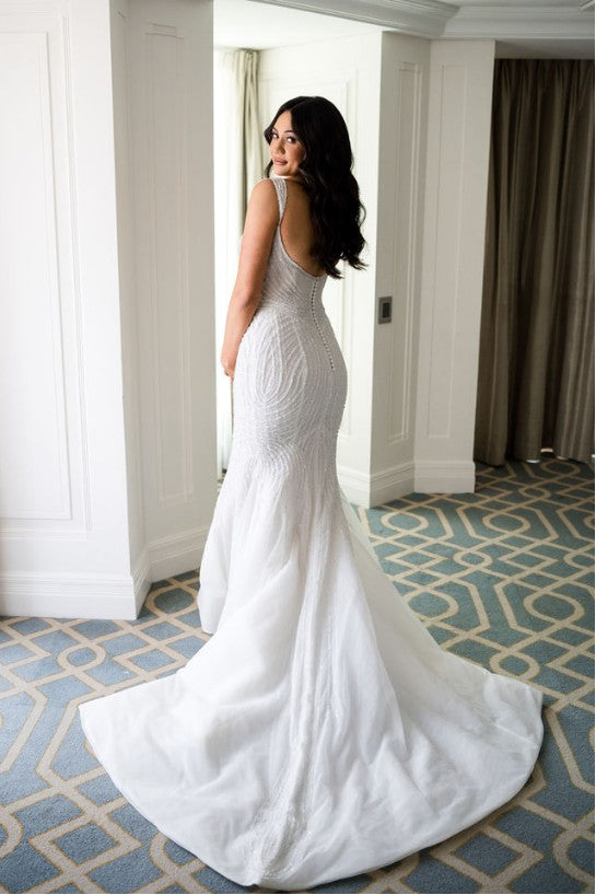 C2023-B330B - Robe de mariée dos nu, décolleté ouvert, sans manches