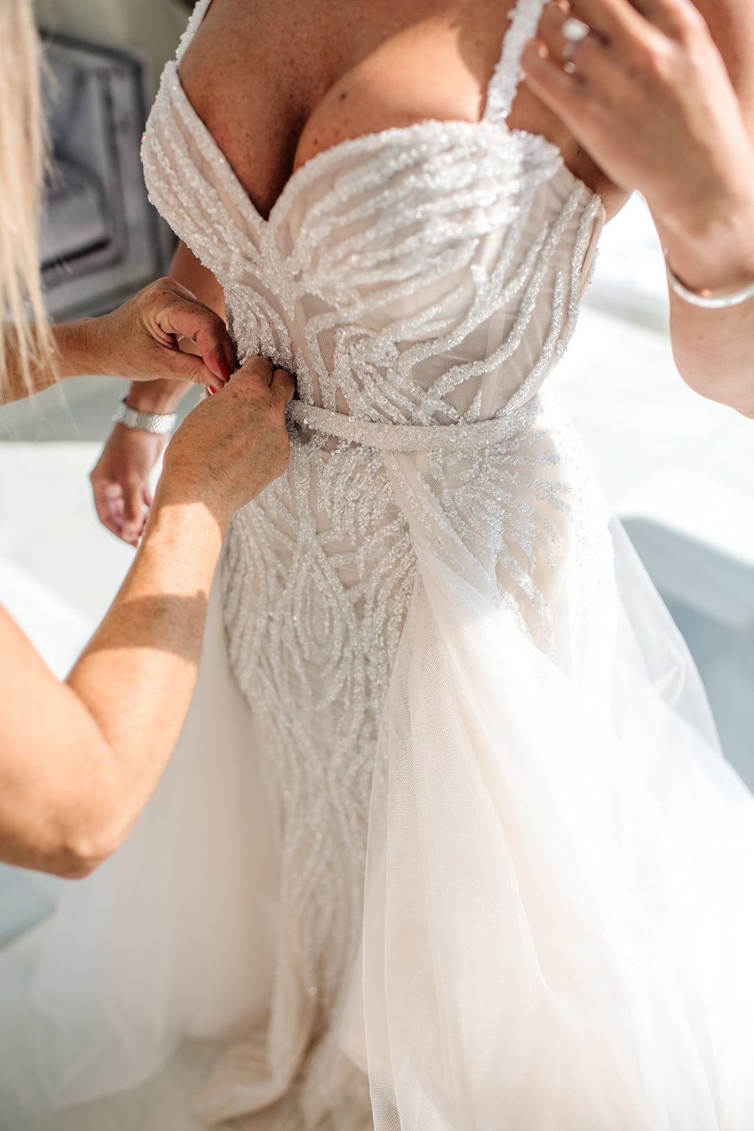 C2023-SS83D - Robe de mariée en cœur à bretelles fines et perles avec surjupe