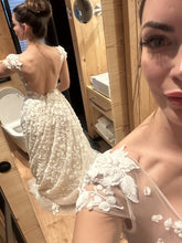 C2023-AL49 - Vestido de novia corte A con manga corta y motivo floral en 3D y cola capilla