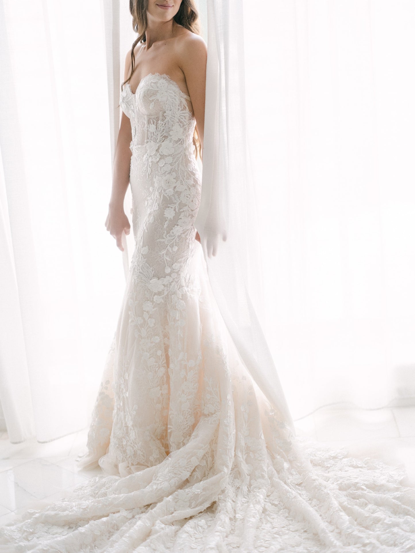 C2023-s443 - Robe de mariée sans bretelles en dentelle perlée, ajustée, style corset, avec traîne cathédrale