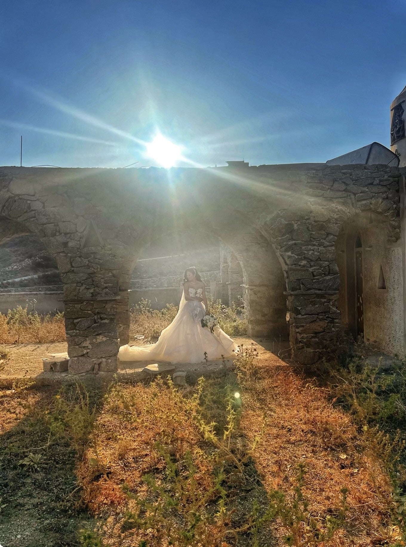 C2023-SC87K - robe de mariée bustier en dentelle perlée avec traîne cathédrale