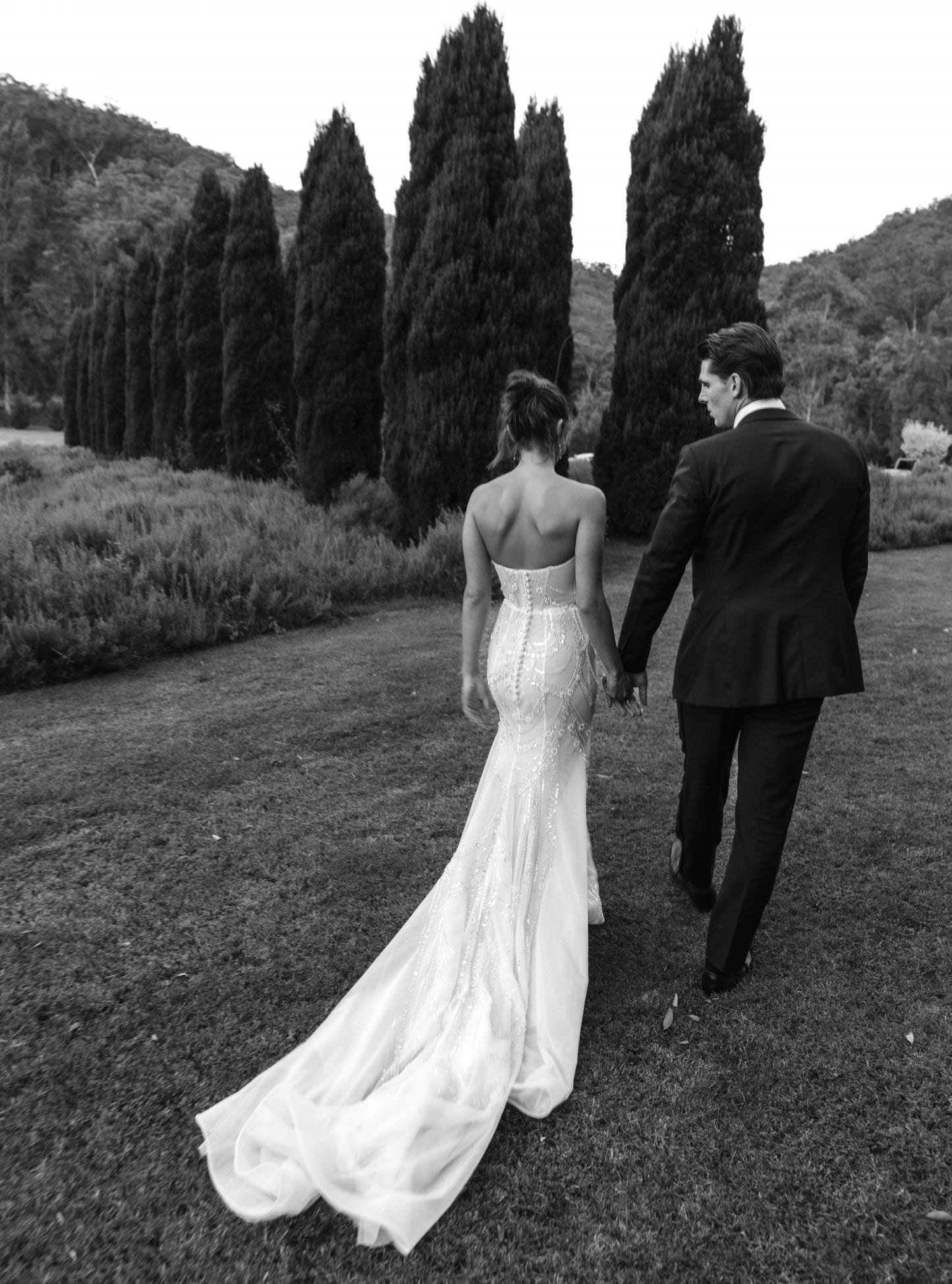 C2023-OS66g - vestido de novia ajustado sin tirantes y con hombros descubiertos