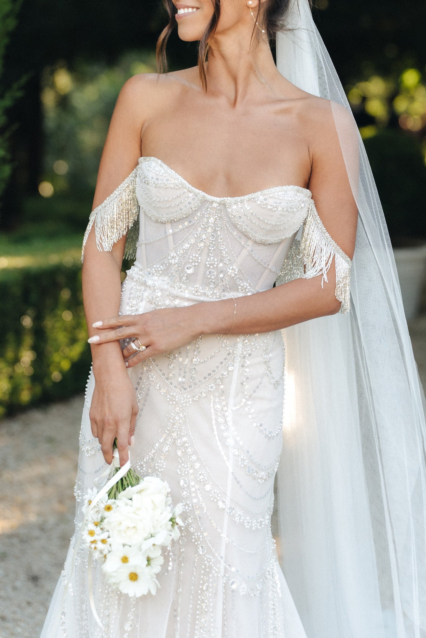 C2023-OS66g - vestido de novia ajustado sin tirantes y con hombros descubiertos