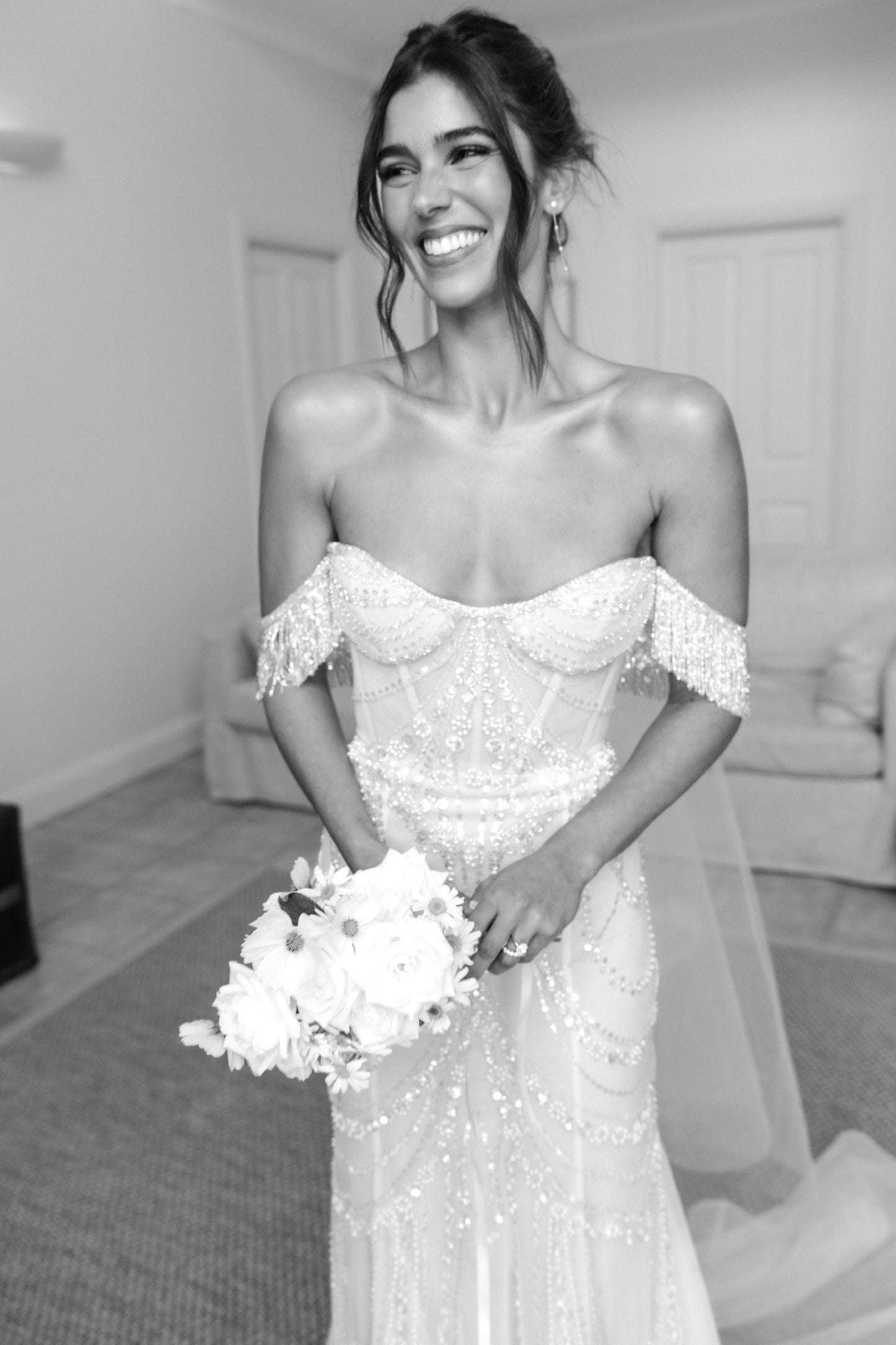 C2023-OS66g - vestido de novia ajustado sin tirantes y con hombros descubiertos