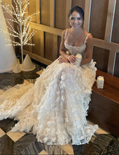 C2022-AL022 - Vestido de novia evasé con tirantes finos y motivo floral