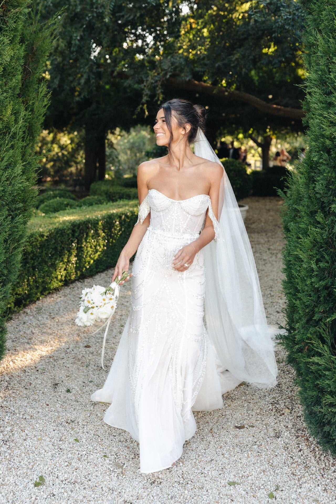 C2023-OS66g - vestido de novia ajustado sin tirantes y con hombros descubiertos