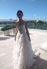 C2022-AL022 - Vestido de novia evasé con tirantes finos y motivo floral