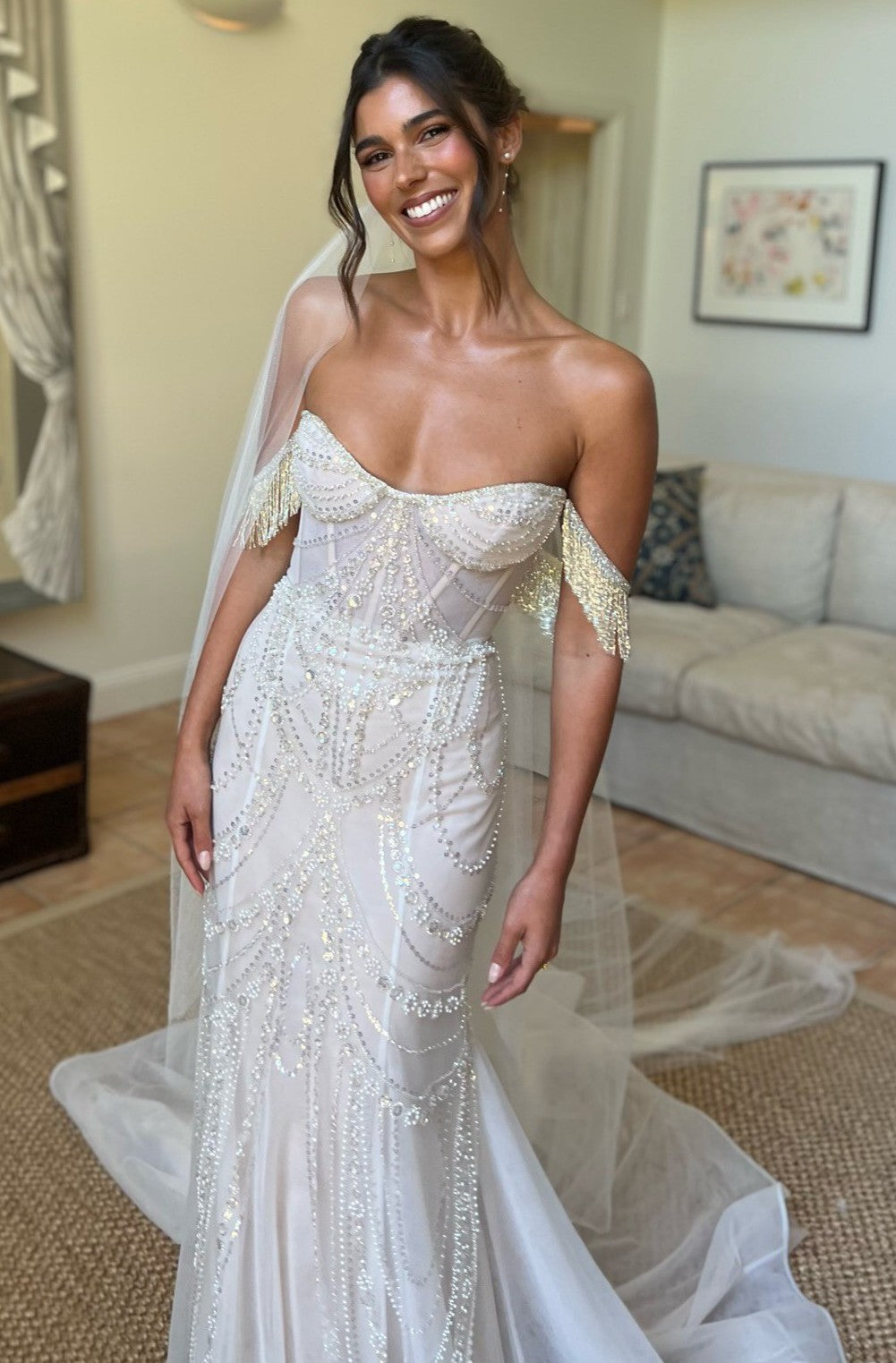 C2023-OS66g - vestido de novia ajustado sin tirantes y con hombros descubiertos