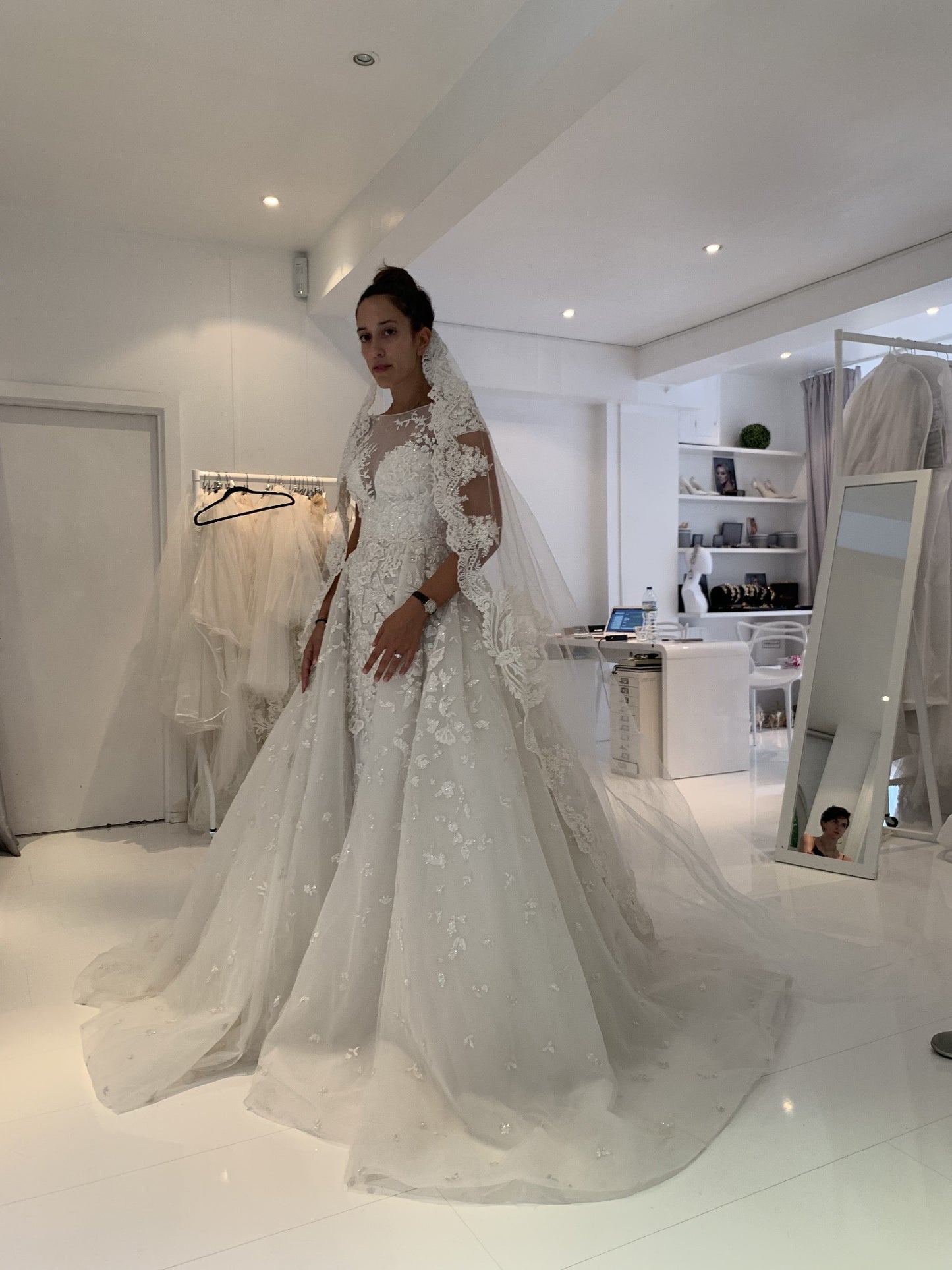 C2023-CS553k - Robe de mariée en dentelle perlée à manches courtes avec surjupe et voile