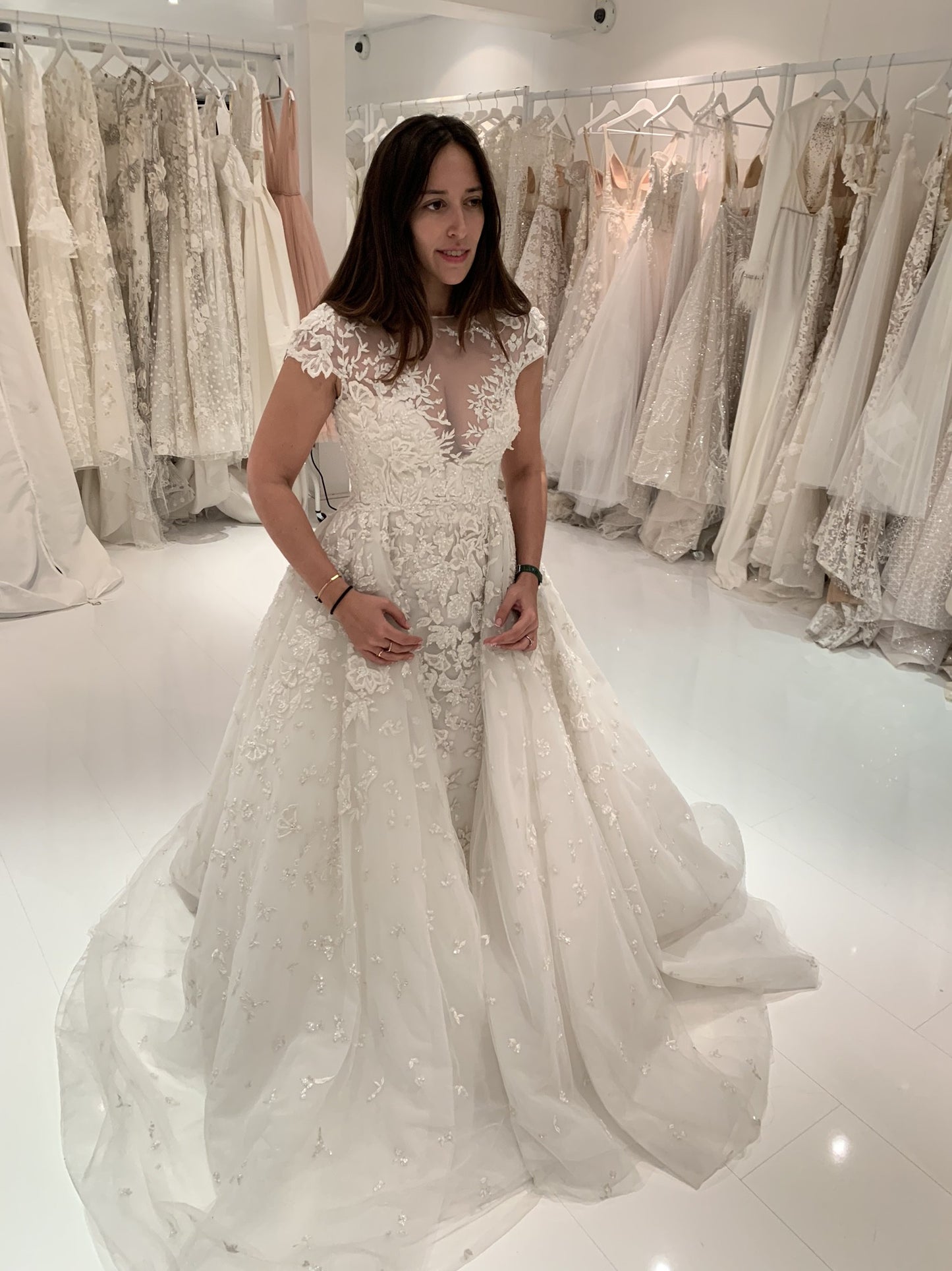 C2023-CS553k - Robe de mariée en dentelle perlée à manches courtes avec surjupe et voile