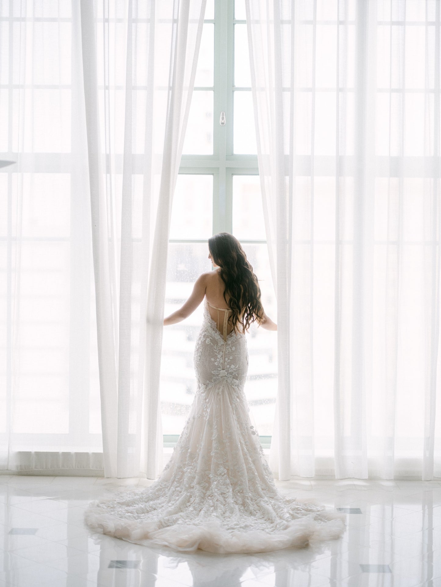 C2023-s443 - Robe de mariée sans bretelles en dentelle perlée, ajustée, style corset, avec traîne cathédrale