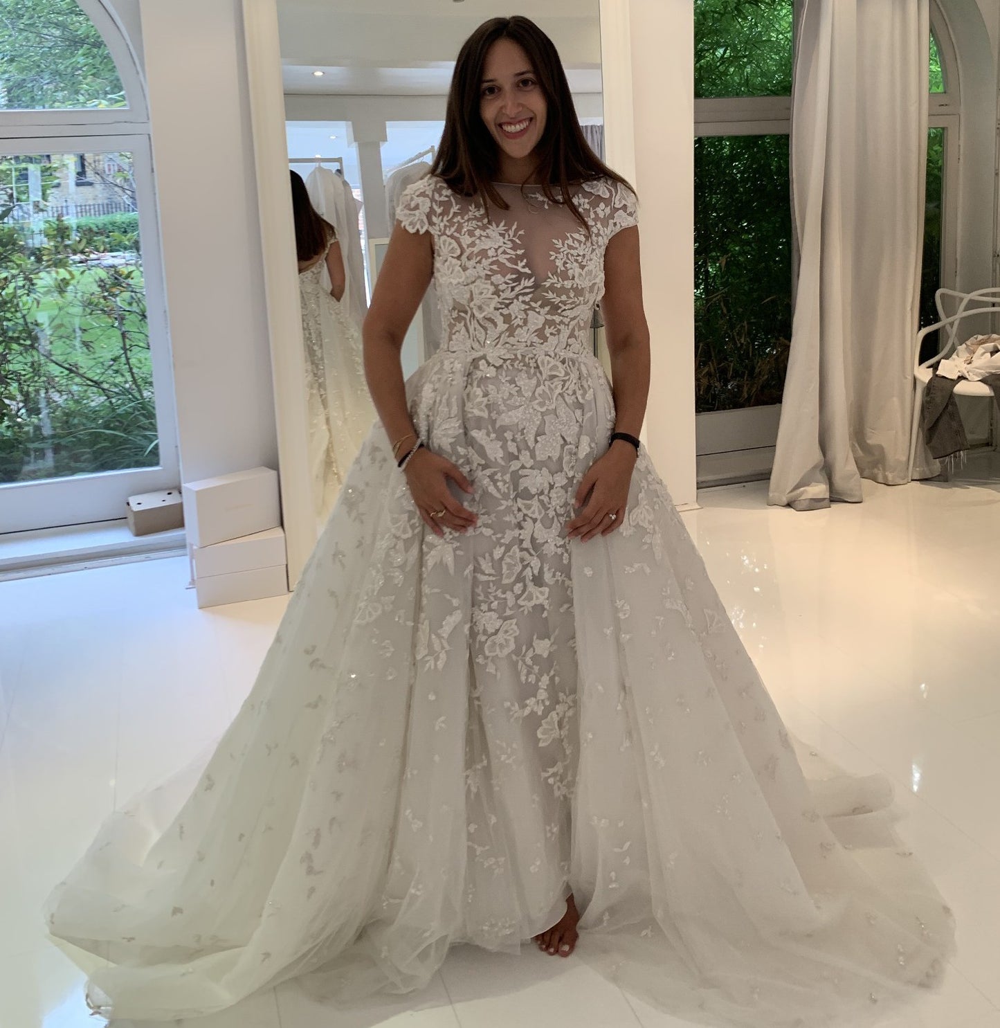C2023-CS553k - Robe de mariée en dentelle perlée à manches courtes avec surjupe et voile