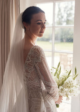 C2023-BLS48V - vestido de novia estilo línea A con cuello en V y cuentas, manga larga transparente