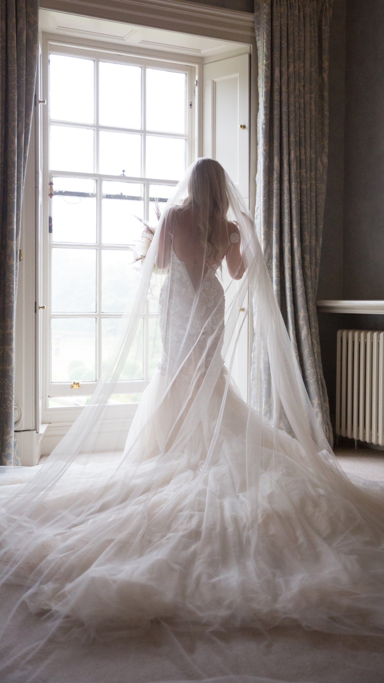 C2023-LFu33 - robe de mariée en dentelle sans manches avec buste ouvert
