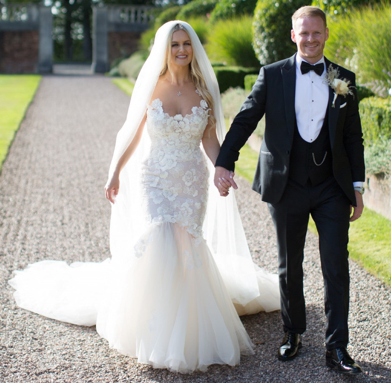 C2023-LFu33 - robe de mariée en dentelle sans manches avec buste ouvert