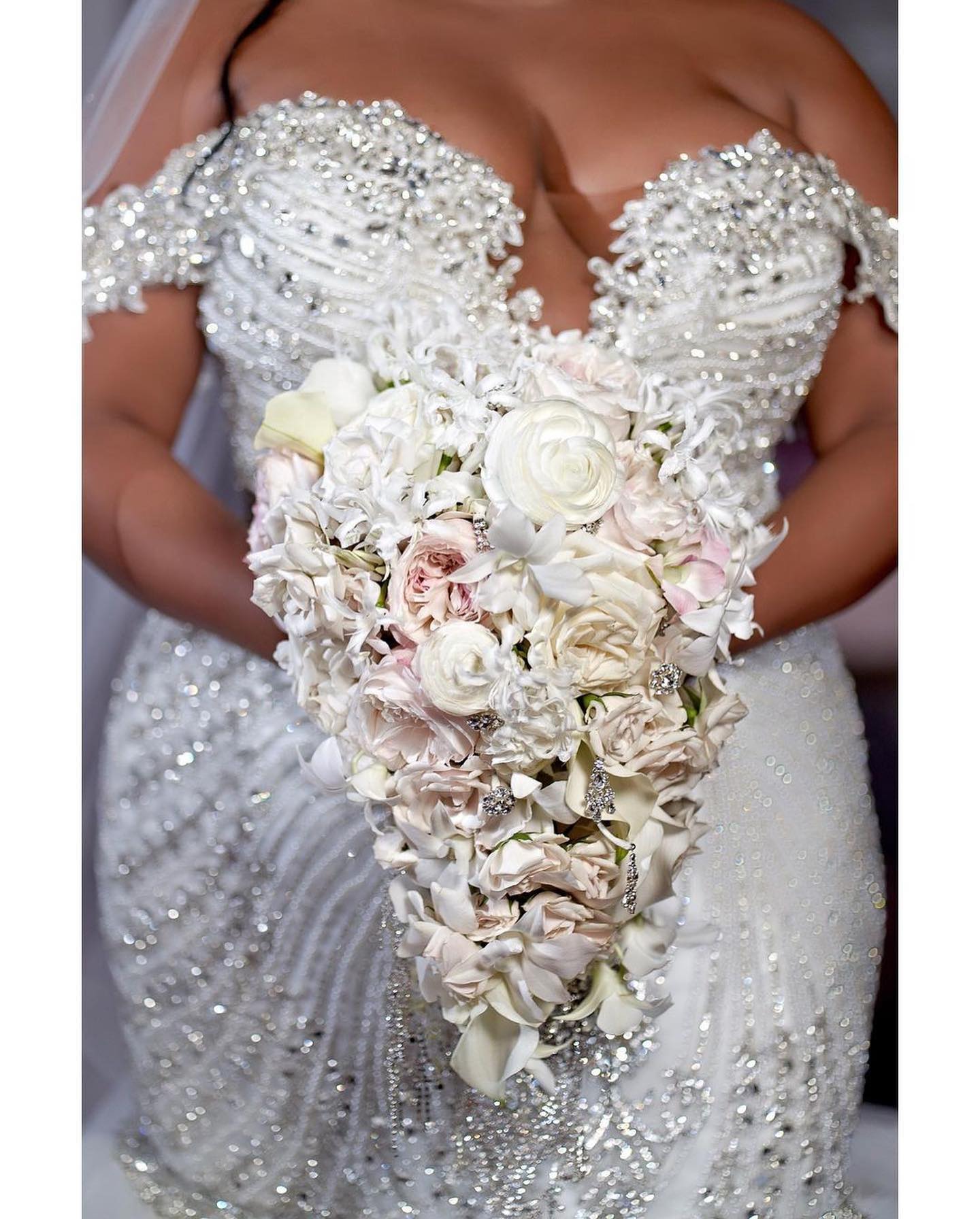 C2023-OS61P - robe de mariée grande taille à épaules dénudées et perles avec strass