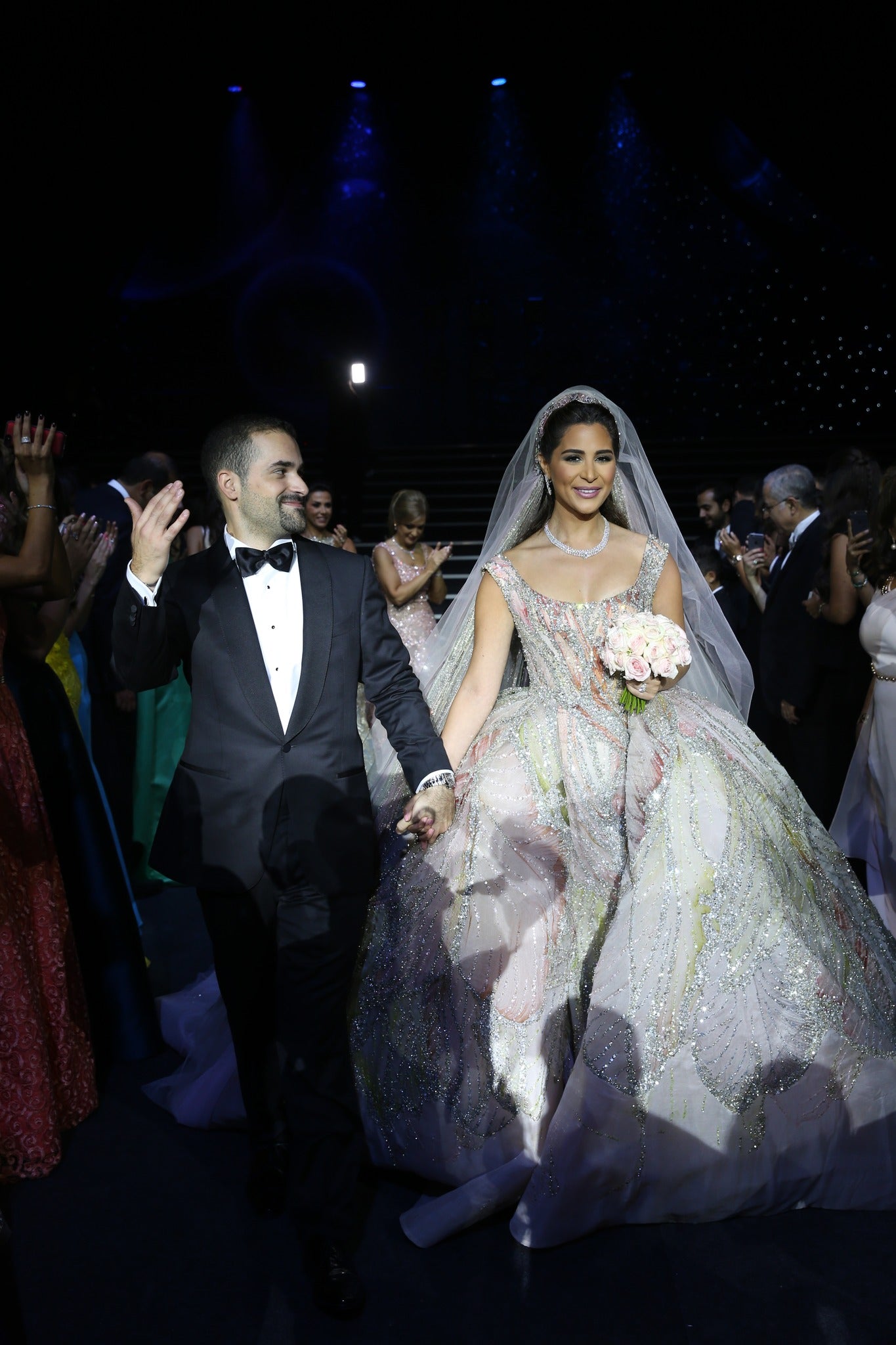 C2023-BG88C - Robe de mariée robe de bal multicolore sans manches à encolure dégagée avec traîne cathédrale