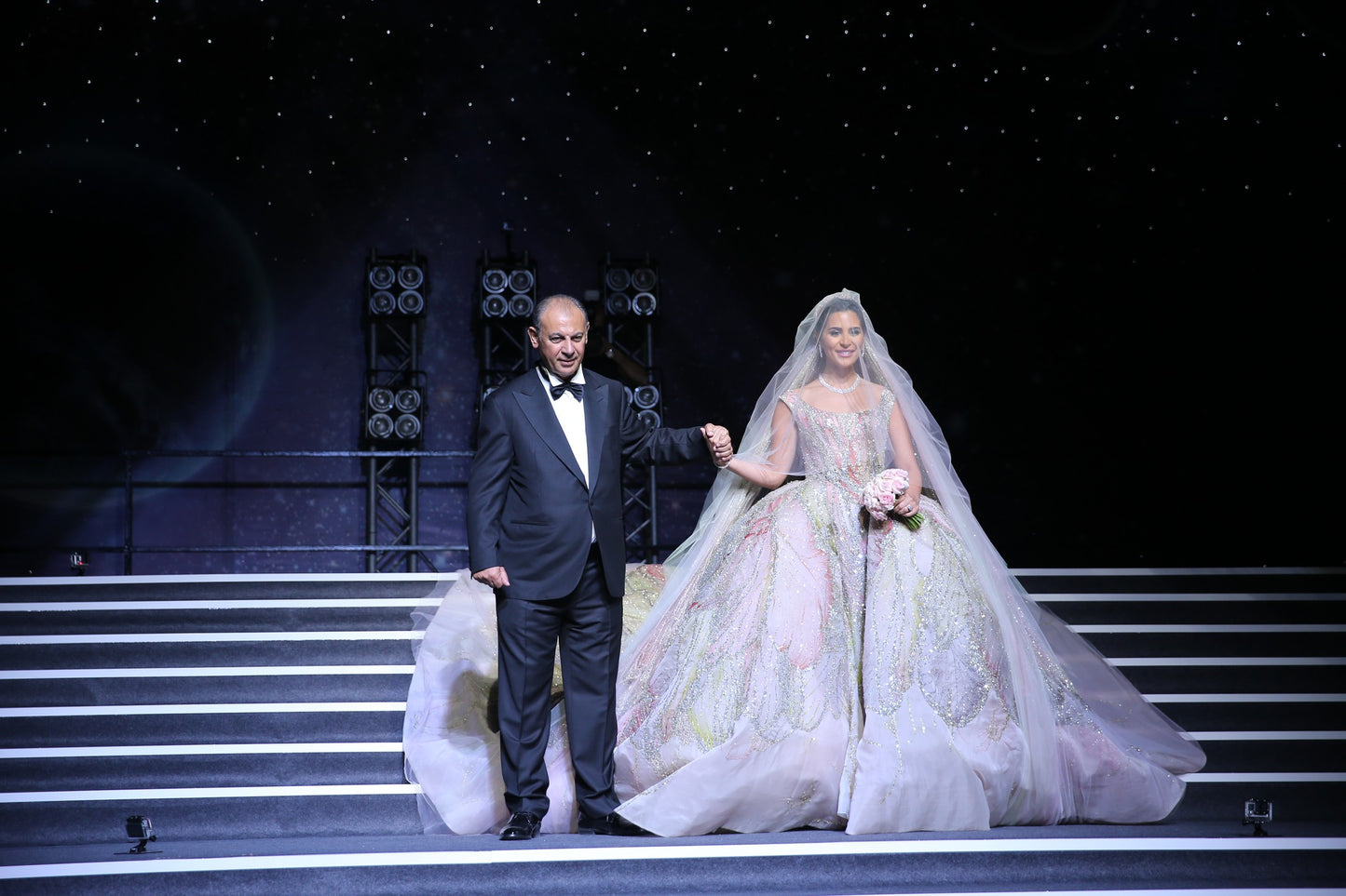 C2023-BG88C - Robe de mariée robe de bal multicolore sans manches à encolure dégagée avec traîne cathédrale
