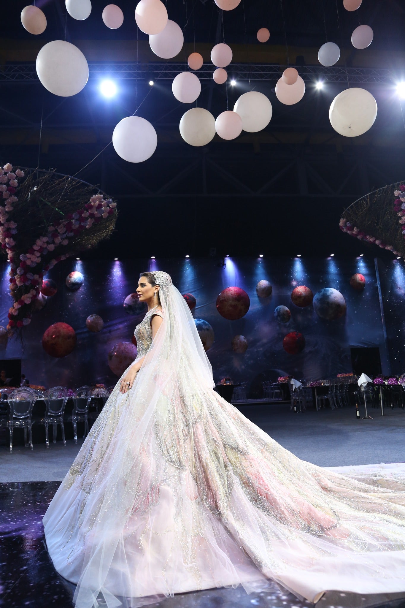C2023-BG88C - Robe de mariée robe de bal multicolore sans manches à encolure dégagée avec traîne cathédrale