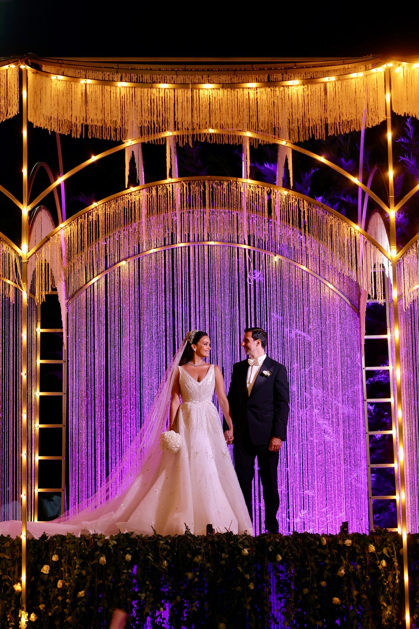 C2023-VBG72 - sexy sleeveless v-neck formal ball gown wedding dress