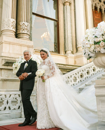 C2023-LS68x - Vestido de novia de encaje de manga larga con pedrería y escote ilusión transparente