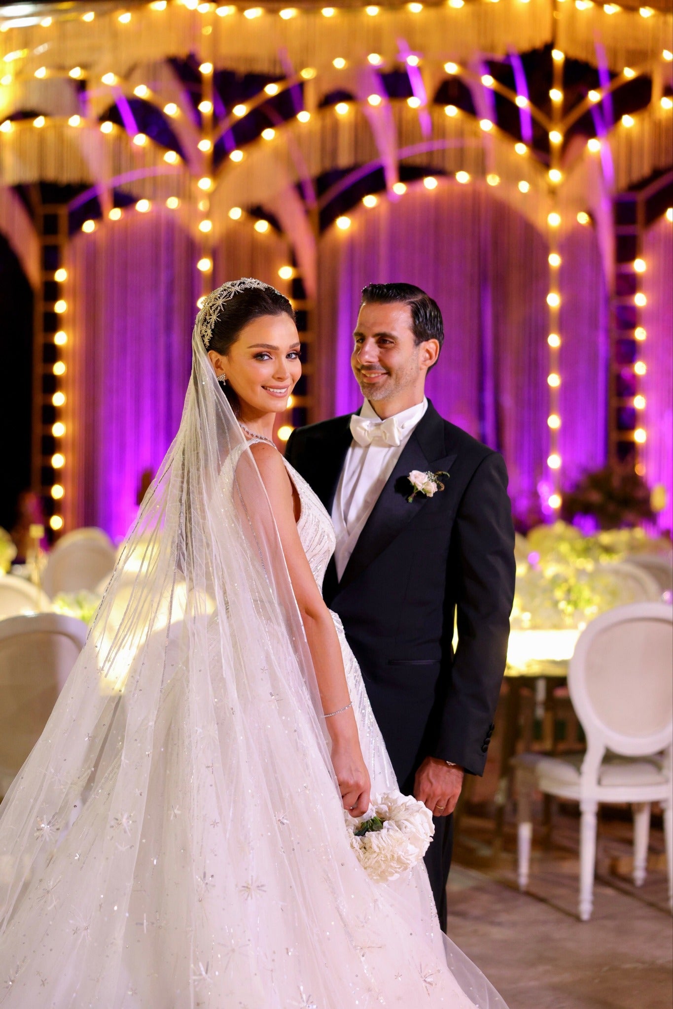 C2023-VBG72 - sexy sleeveless v-neck formal ball gown wedding dress