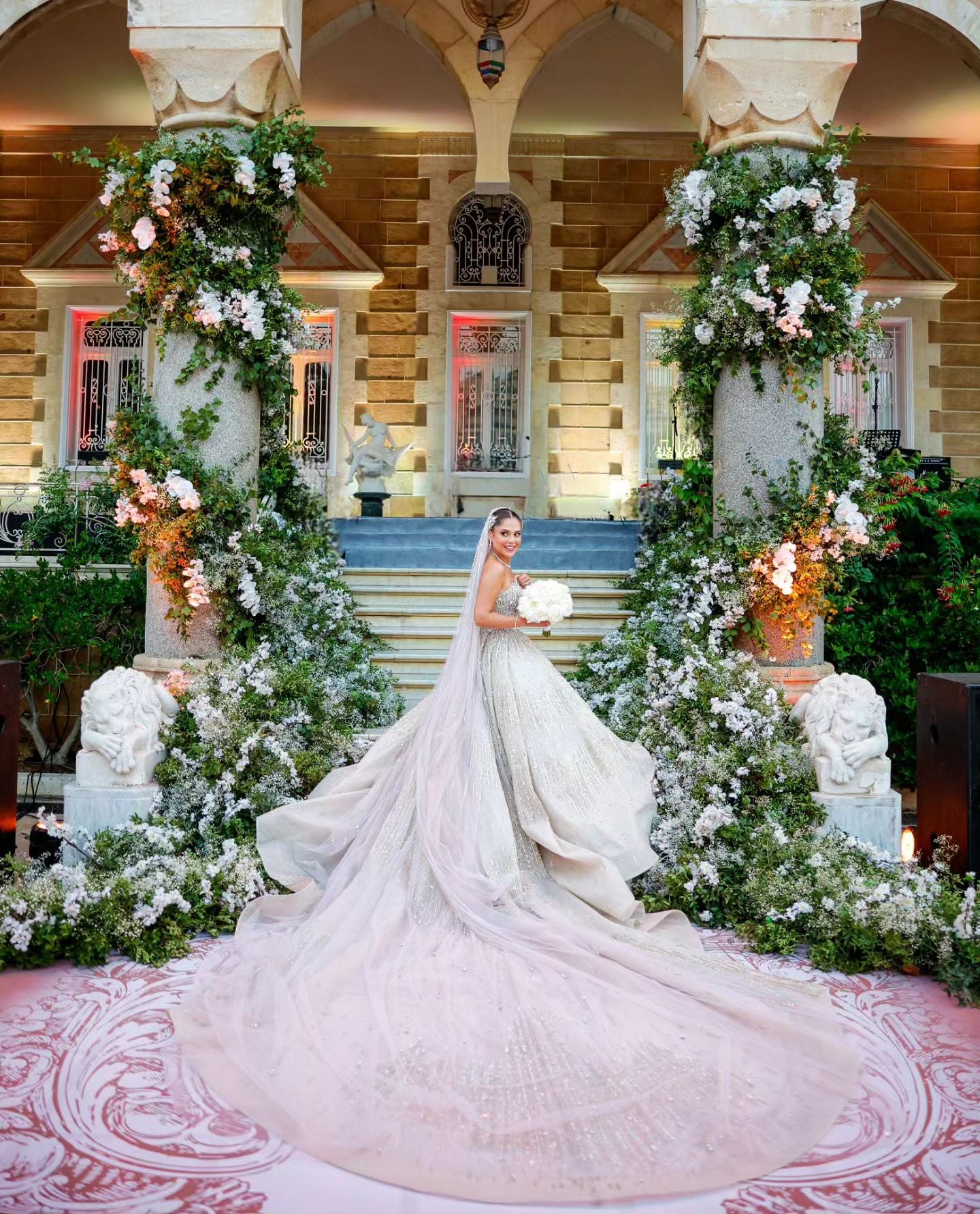 C2023-BG88C - Robe de mariée robe de bal multicolore sans manches à encolure dégagée avec traîne cathédrale