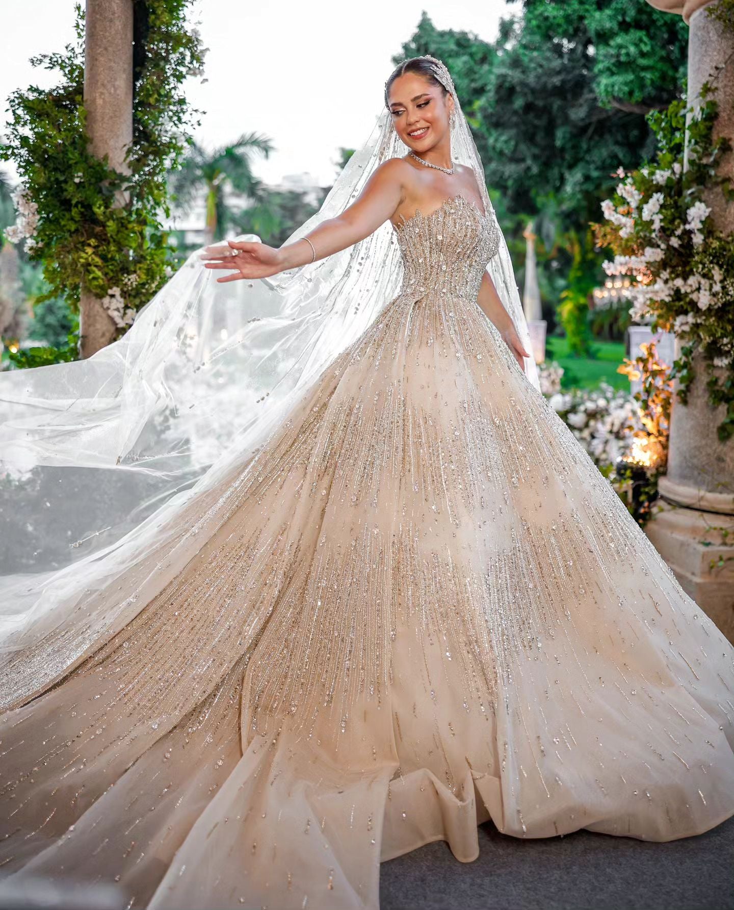 C2023-BG8 - robe de mariée bustier style robe de bal perlée avec cristaux swarovski