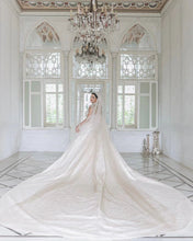 C2023-IN52 - Vestido de novia con pedrería y escote ilusión transparente de manga larga