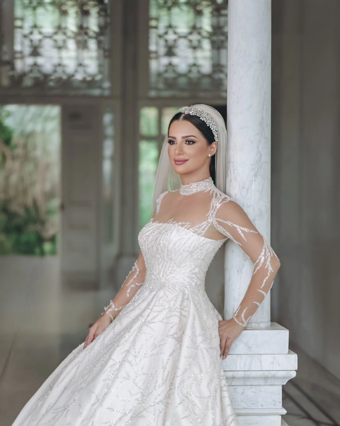 C2023-IN52 - Robe de mariée à manches longues et col illusion transparent avec perles