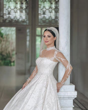 C2023-IN52 - Vestido de novia con pedrería y escote ilusión transparente de manga larga