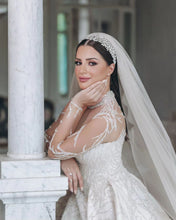 C2023-IN52 - Vestido de novia con pedrería y escote ilusión transparente de manga larga