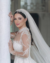C2023-IN52 - Vestido de novia con pedrería y escote ilusión transparente de manga larga