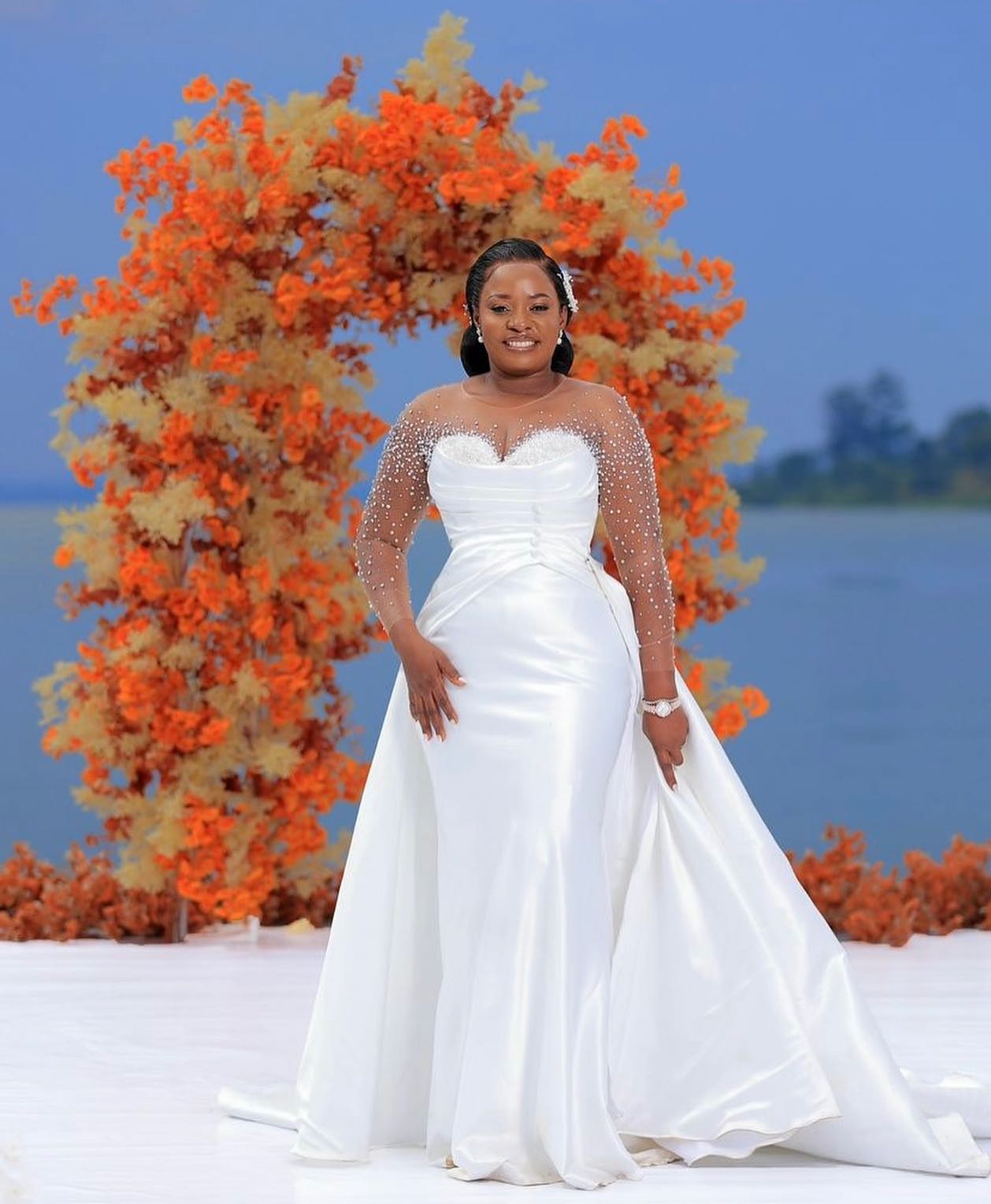 C2023-SLS751b - Robe de mariée grande taille transparente à manches longues et perles de cristal avec traîne amovible