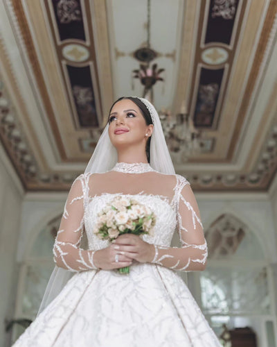 C2023-IN52 - Vestido de novia con pedrería y escote ilusión transparente de manga larga