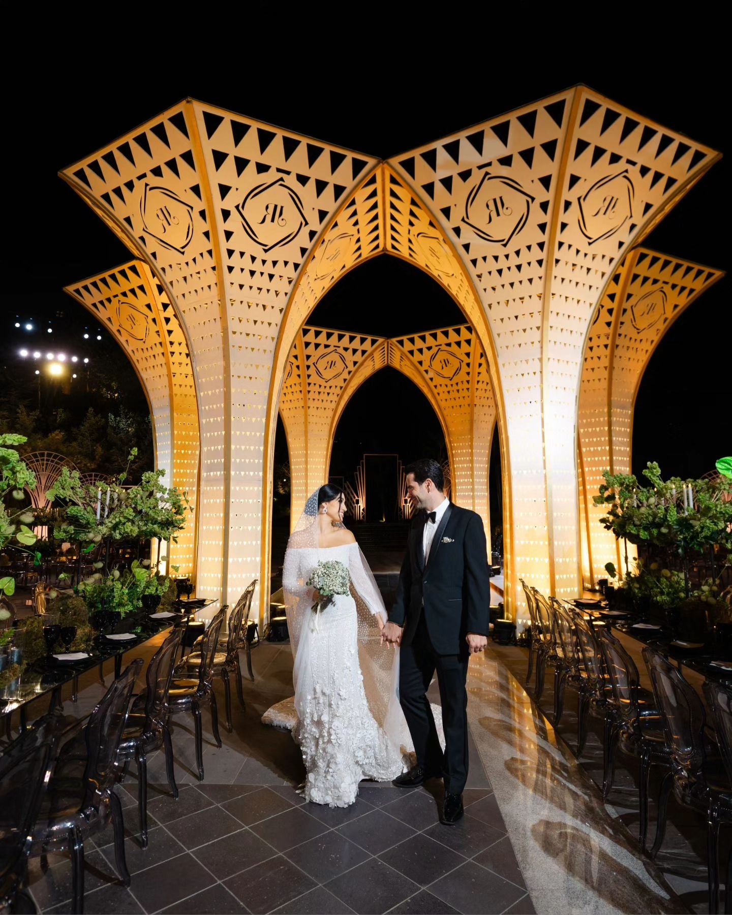 C2023-OTS727 - robe de mariée à épaules dénudées et manches longues ornée d'un motif 3D