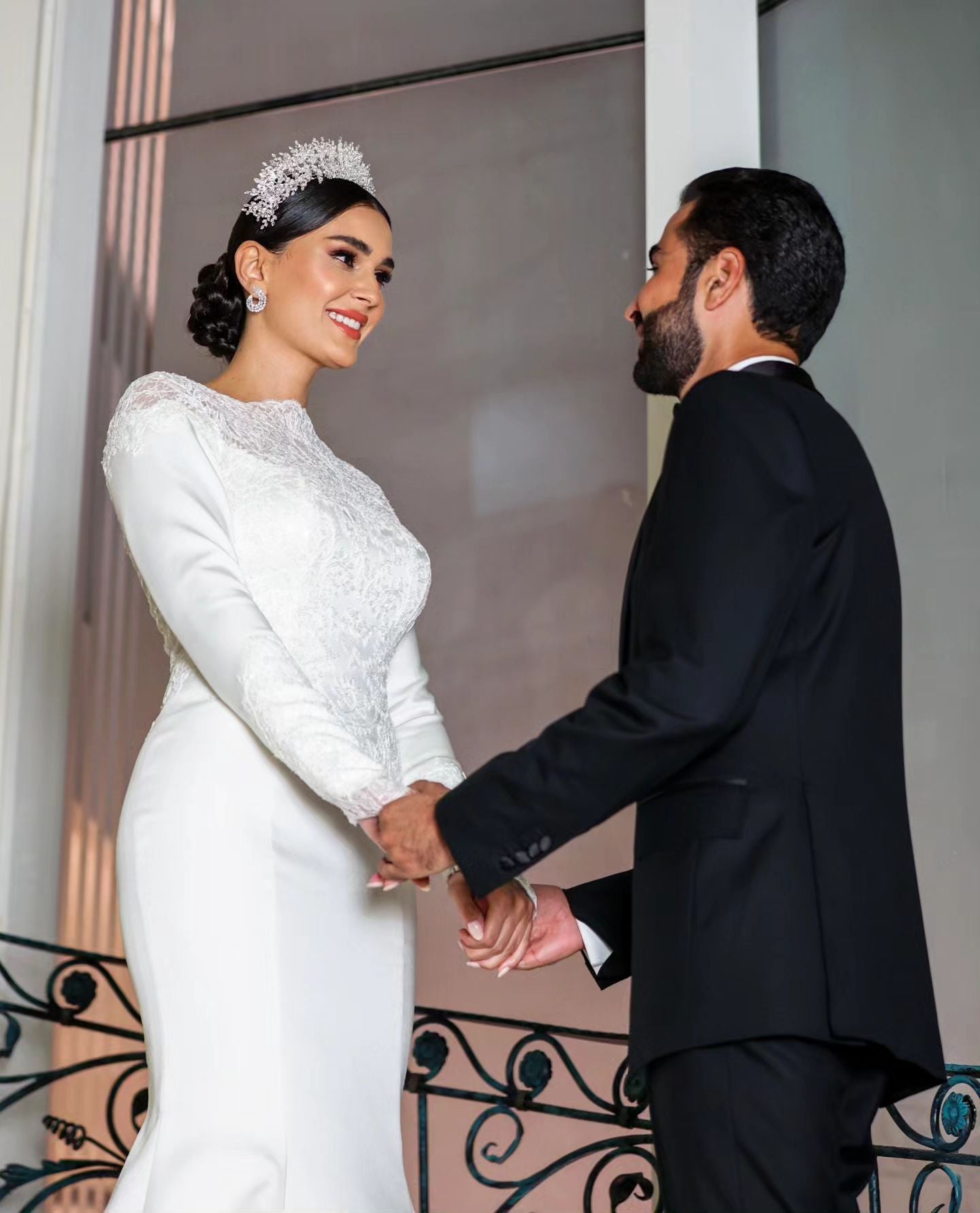 C2023-MLS72 - modesto vestido de novia formal de manga larga para iglesia con cola catedral