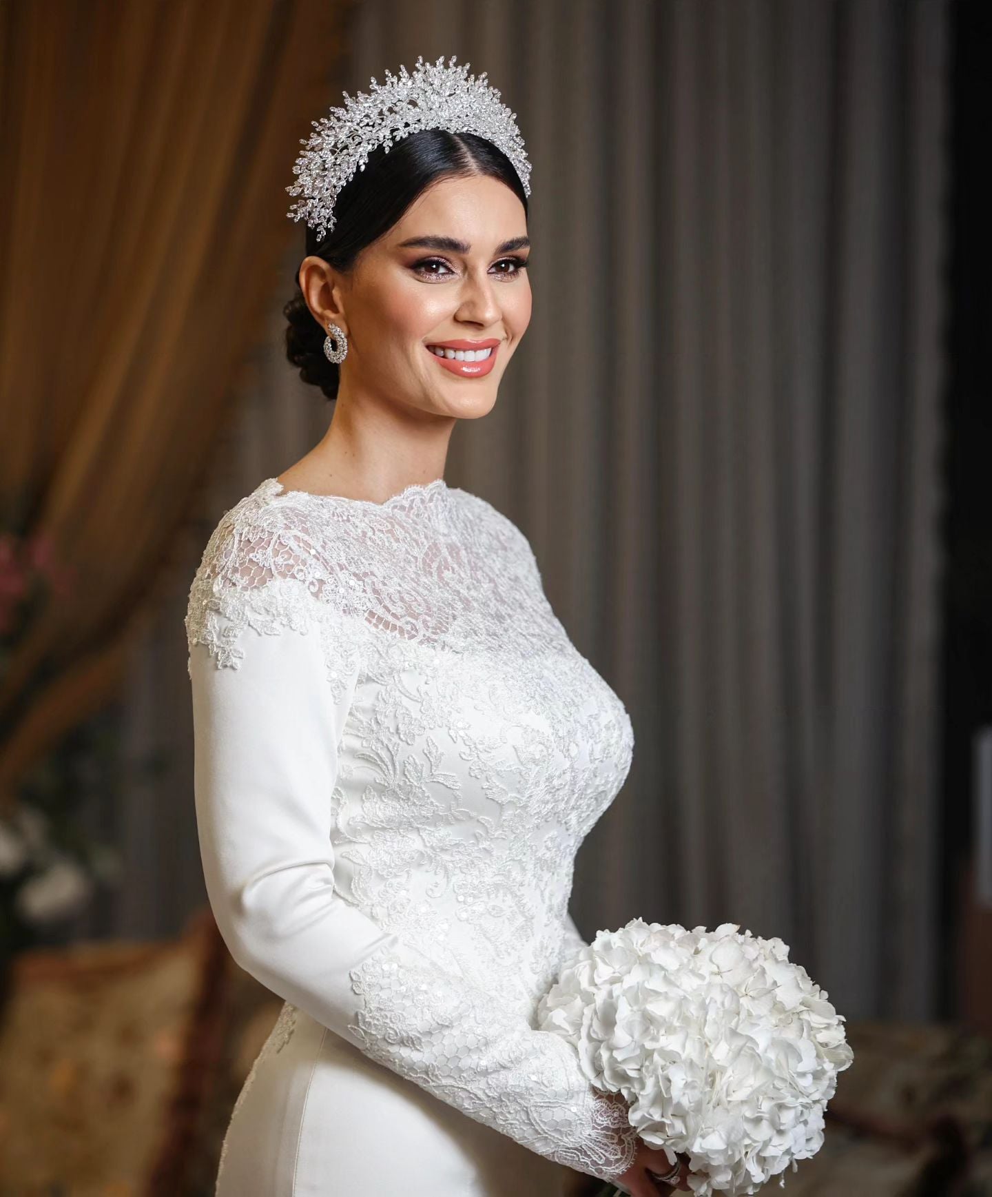 C2023-MLS72 - modesto vestido de novia formal de manga larga para iglesia con cola catedral