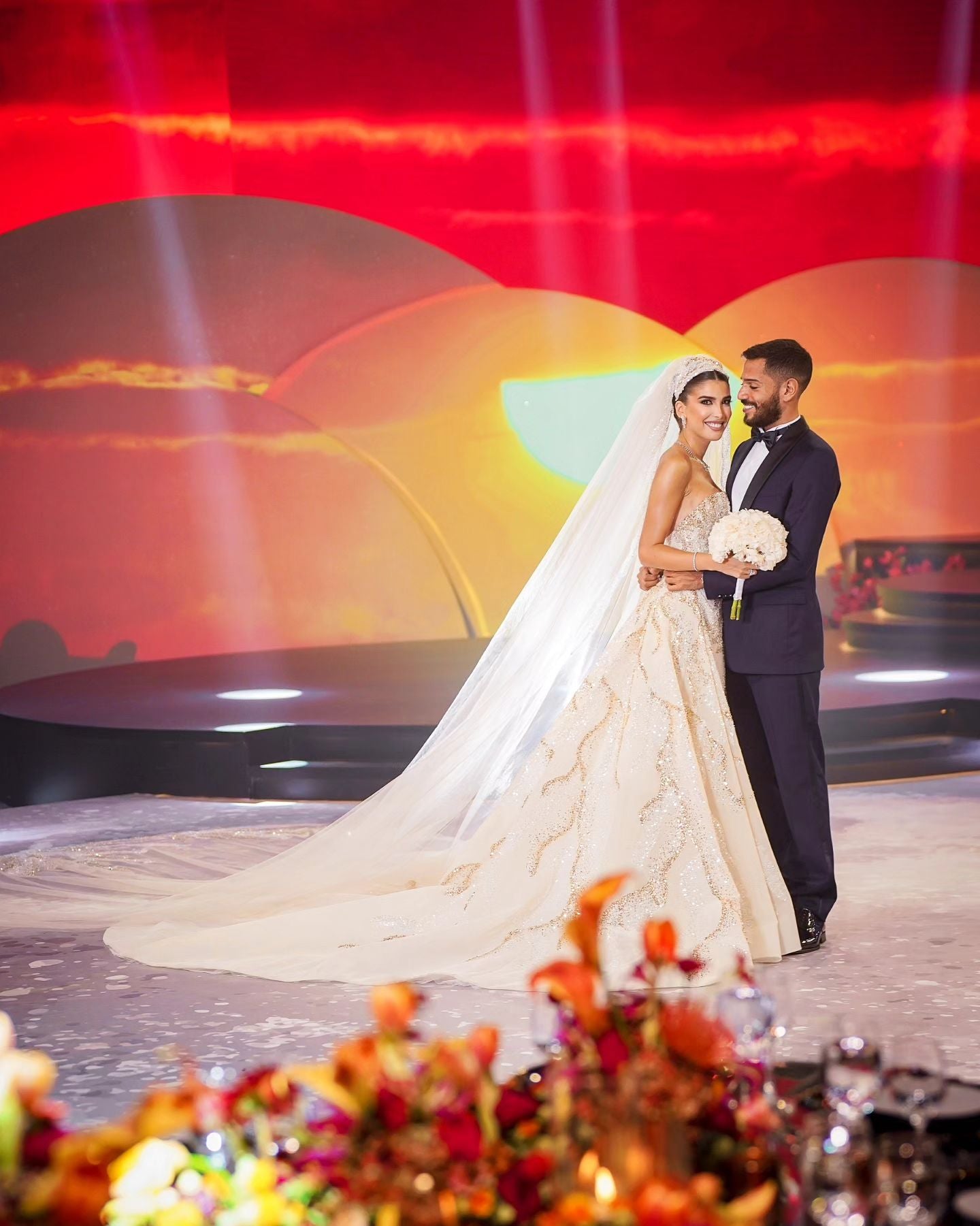 C2023-SG518 - Vestido de novia sin tirantes con pedrería dorada y plateada y cola desmontable