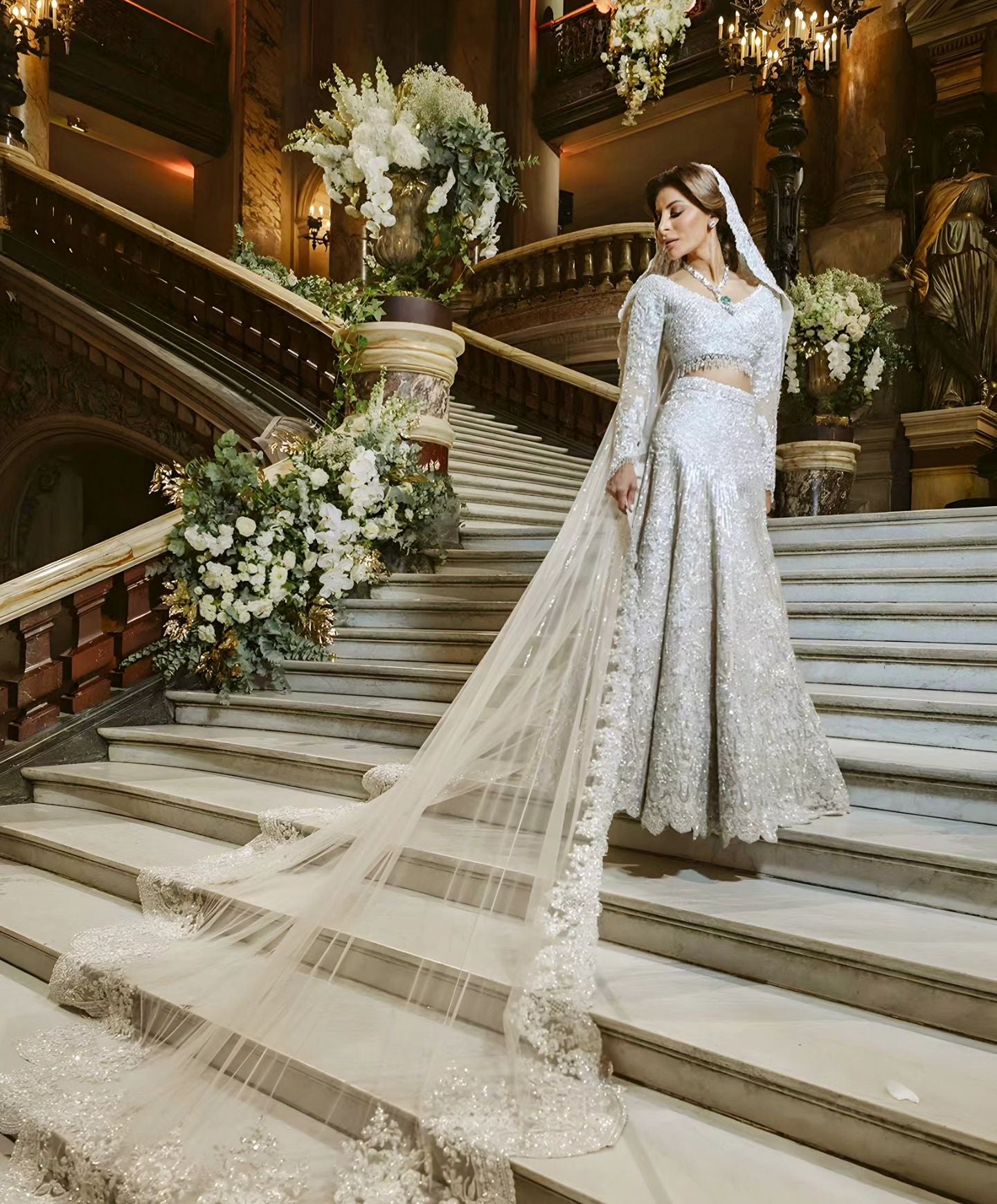 C2023-LS2V9 - Broderie embellie Ensemble de robe de mariée deux pièces à manches longues avec voile