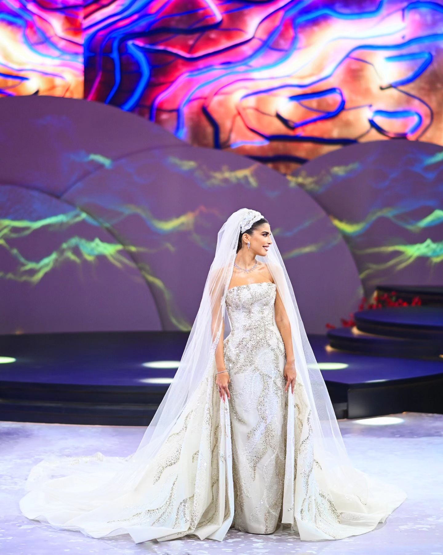 C2023-SG518 - Vestido de novia sin tirantes con pedrería dorada y plateada y cola desmontable