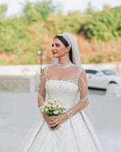 C2023-IN52 - Vestido de novia con pedrería y escote ilusión transparente de manga larga