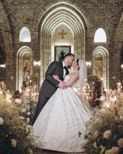 C2023-IN52 - Vestido de novia con pedrería y escote ilusión transparente de manga larga