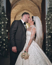 C2023-IN52 - Vestido de novia con pedrería y escote ilusión transparente de manga larga