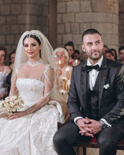 C2023-IN52 - Vestido de novia con pedrería y escote ilusión transparente de manga larga
