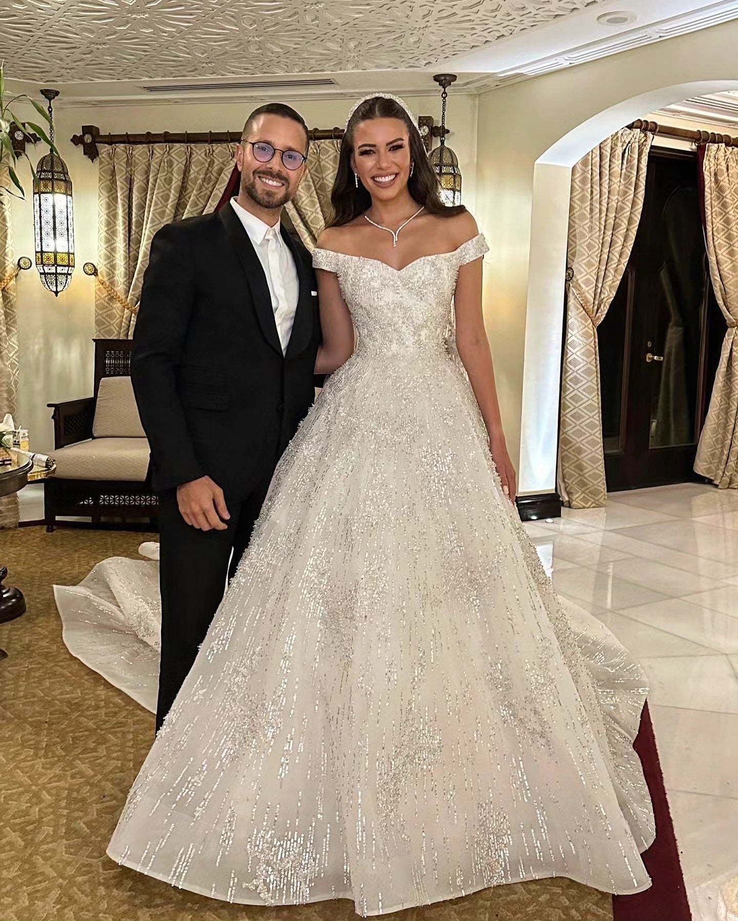 C2023-OS41H - robe de mariée formelle à épaules dénudées et perles