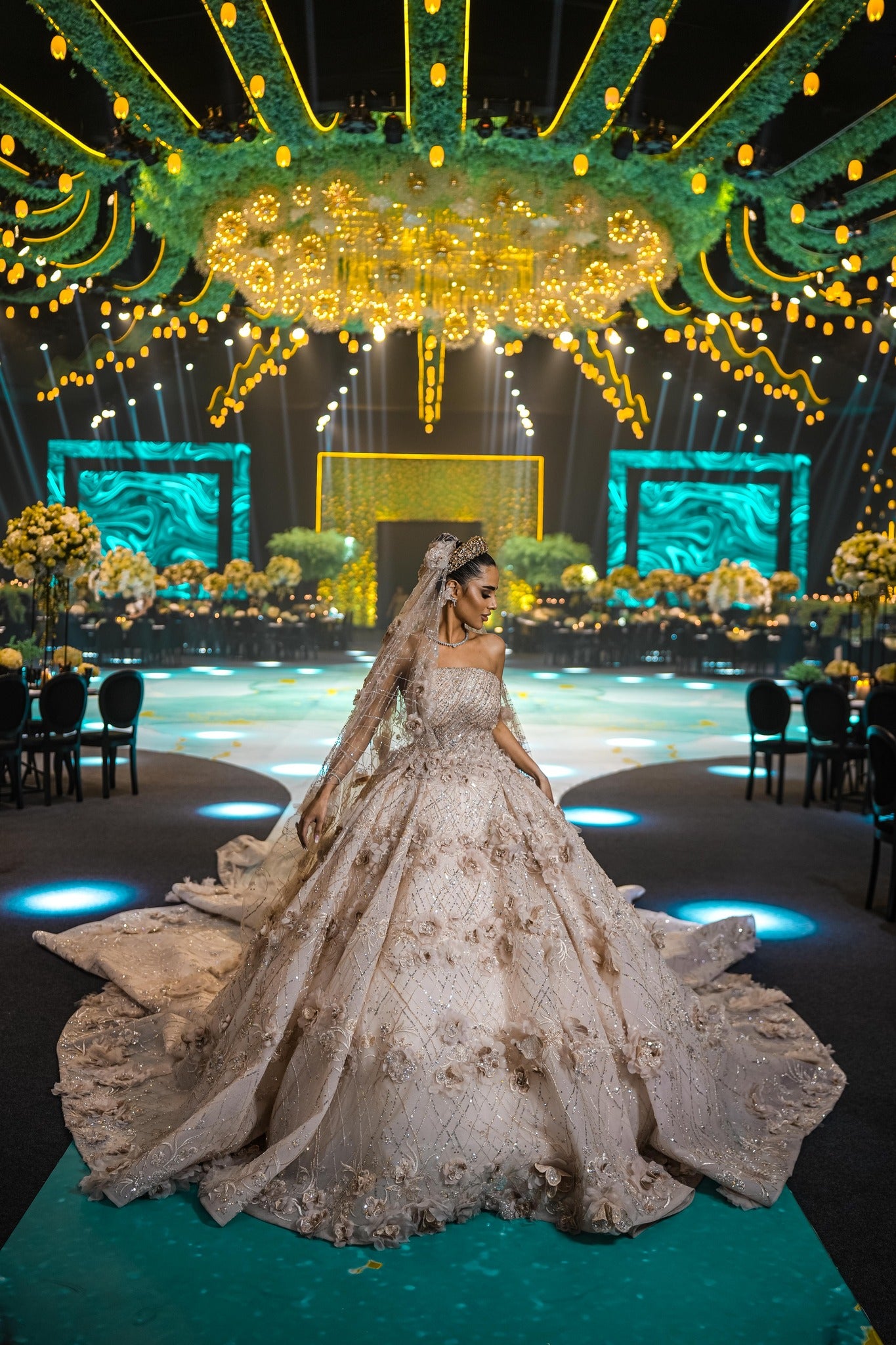 C2023-FBG88 - Vestido de novia formal sin tirantes con motivo floral en 3D y cola catedral