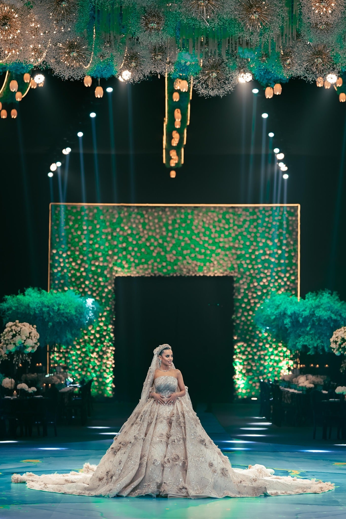 C2023-FBG88 - Vestido de novia formal sin tirantes con motivo floral en 3D y cola catedral