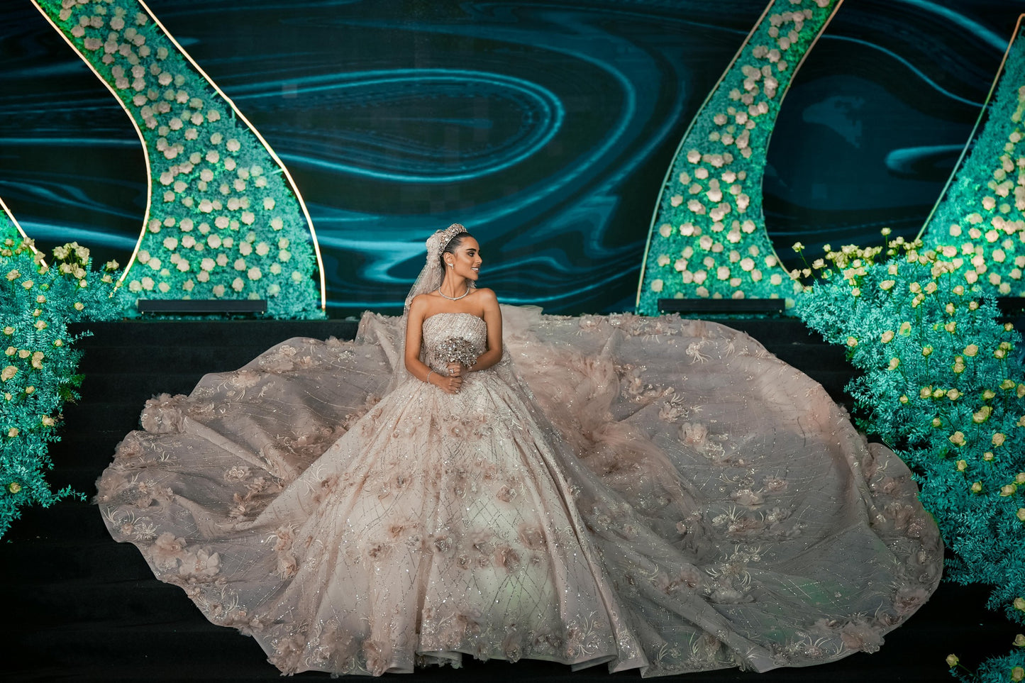 C2023-FBG88 - Vestido de novia formal sin tirantes con motivo floral en 3D y cola catedral