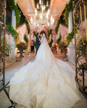 C2023-BG6622 - Vestido de novia sin mangas con pedrería y cola catedral